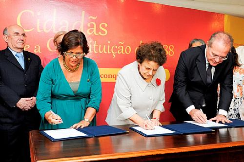 Renan e Eleonora Menicucci assinaram acordo de cooperação técnica