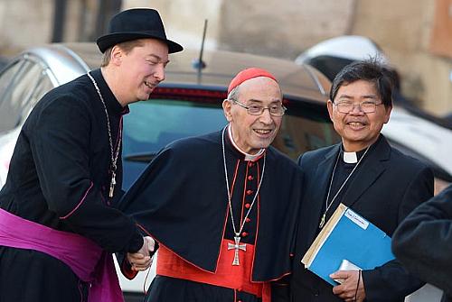 O 'falso bispo Ralph Napierski' (à esquerda) cumprimenta com o cardeal Sergio Sebastiana na chegada da congregação geral desta segunda-feira (4)