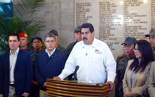 O vice-presidente da Venezuela, Nicolás Maduro, anuncia a morte de Hugo Chávez