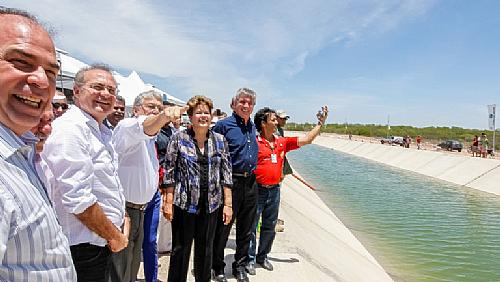 Renan junto com a presidenta Dilma e o governador Téo Vilela observam o leito do canal