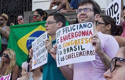 Eleição de Feliciano continua gerando protestos, mas deputado reage