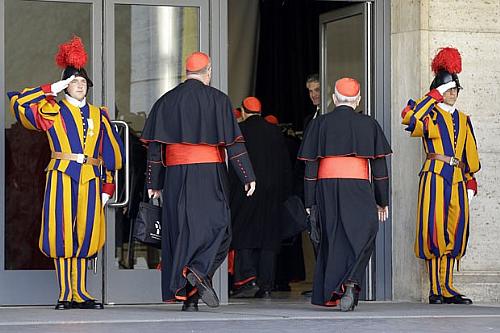 Cardeais são saudados pela Guarda Suíça ao chegar para o encontro da manhã desta segunda-feira (4) no Vaticano