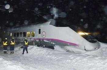 Equipe inspeciona a locomotiva que saiu dos trilhos neste sábado (2) no norte do Japão