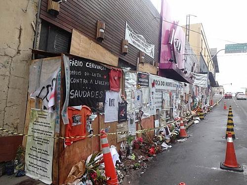 Mais de dois meses após tragédia, fachada da Kiss ainda recebe homenagens