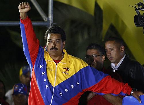 O presidente eleito da Venezuela, Nicolás Maduro, celebra sua vitória neste domingo (14) no Palácio de Miraflores, em Caracas