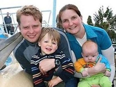 O casal Curtis McConnell e Allyson Meagher com seus filhos Connor e Jayden