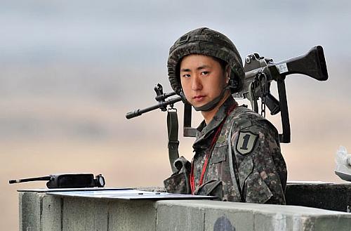 Soldado sul-coreano monta guarda nesta sexta-feira (5) em Paju, próximo à região desmilitarizada da fronteira com a Coreia do Norte
