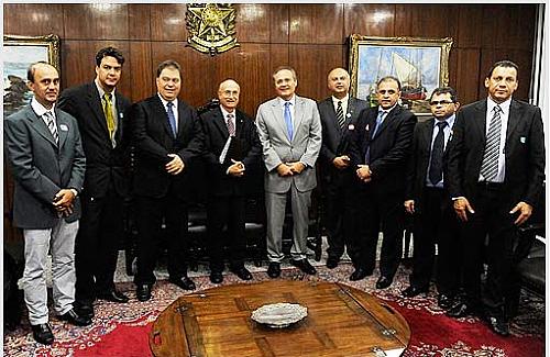 Renan se reuniu com parlamentares e representantes dos taxistas