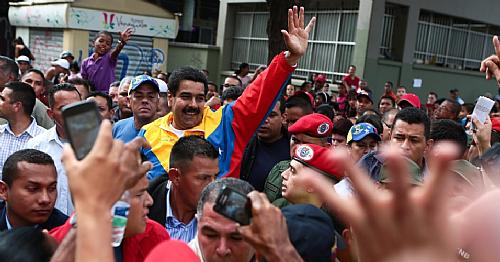 Nicolás Maduro, presidente interino da Venezuela e candidato às eleições de 14 de abril, convocadas após a morte de Hugo Chávez, cumprimenta eleitores durante campanha em Caracas