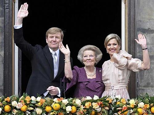 Agora Princesa dos Países Baixos Beatrix (centro) acena para a população, ao lado do novo Rei da Holanda, seu filho Willem-Alexander, e sua esposa, a rainha Consorte Máxima