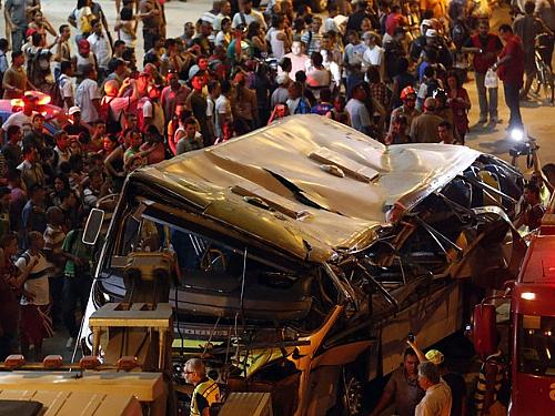 Ônibus caiu de um viaduto deixando 7 mortos e 11 feridos no Rio de Janeiro.