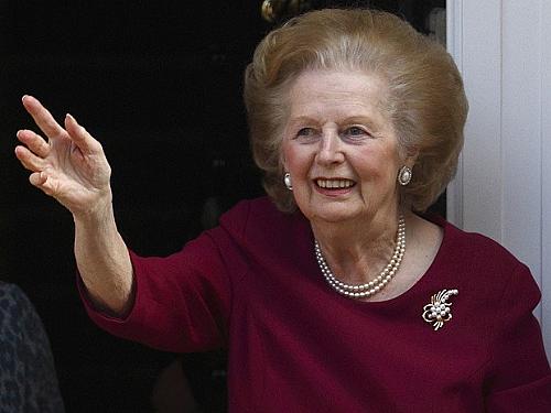 A ex-premiê britânica Margaret Thatcher acena da entrada de sua casa em 2010