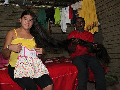 Casal espera ansioso pela primeira filha e quer comprar enxoval com dinheiro do cabelo de Rosilene