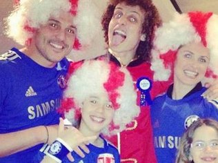 Júlio César e Susana Werner vestiram a camisa do Chelsea na festa de David Luiz