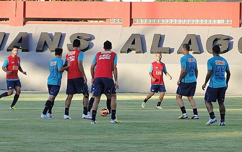 Time do Cruzeiro treina no campo do Corinthians-AL
