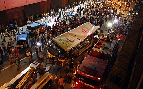 Guincho retira o ônibus do local do acidente no Rio de Janeiro.