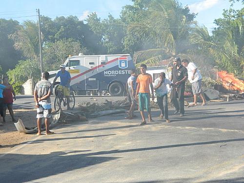 Após o acidente, manifestantes bloqueiam rodovia em Arapiraca