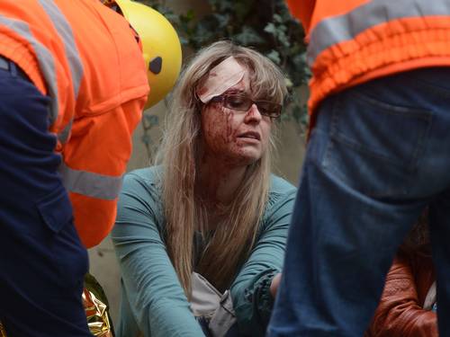 Equipe de resgate socorre mulher após explosão no centro de Praga