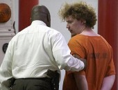 Dylan Quick, à direita, é levado após ser interrogado por policias nesta terça-feira (9) em Houston