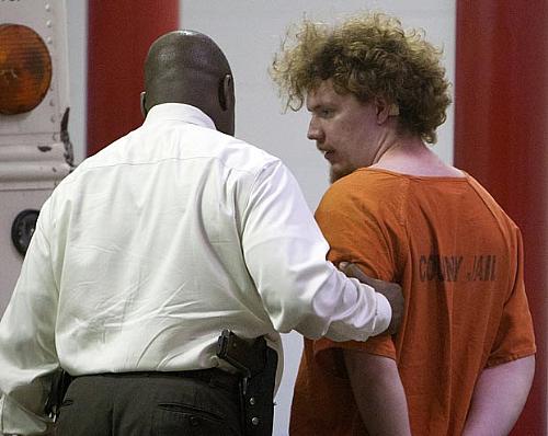 Dylan Quick, à direita, é levado após ser interrogado por policias nesta terça-feira (9) em Houston