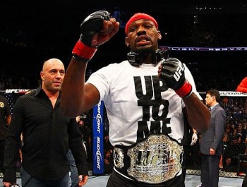Mostrando sentir dor, Jon Jones comemora a vitória sobre Chael Sonnen no UFC 159