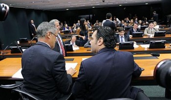 O deputado Marco Feliciano (PSC-SP), à dir., durante sessão desta quarta (3) na Comissão de Direitos Humanos