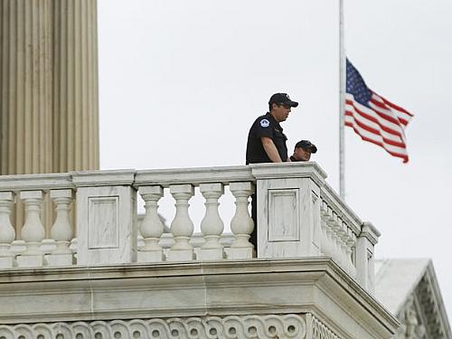 Polícia do Capitólio patrulha o prédio nesta terça-feira (16) na capital americana, Washington