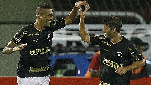 Jogador do Botafogo comemorando o gol