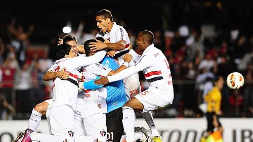 Jogadores do São Paulo comemoram o gol marcado por Rogério Ceni no Morumbi