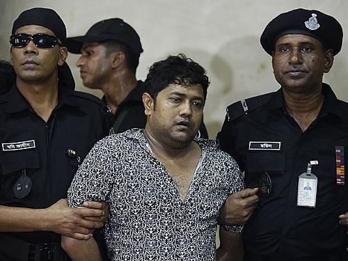 Policiais de Bangladesh apresentam Sohel Rana, proprietário do prédio que desabou na última quarta (24)