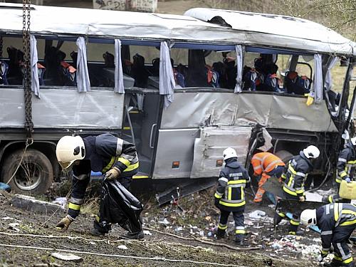 Ônibus transportava jovens russos para Paris neste domingo (14) quando colidiu com uma barreira e caiu de um viaduto na Bélgica