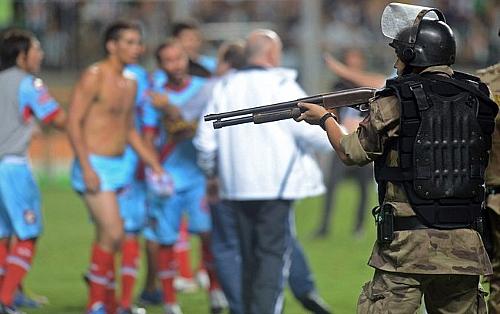 Policial armado em frente aos jogadores do Arsenal no Independência