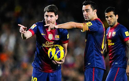 Messi e Xavi são os donos da bola no Barcelona