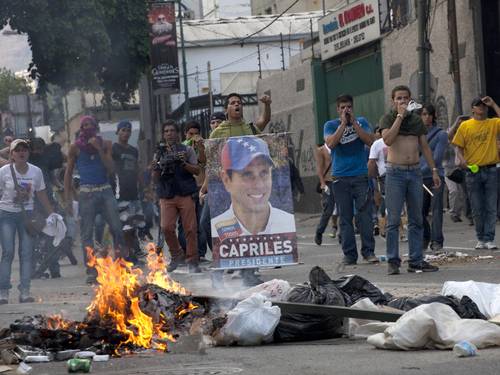 Partidários de Capriles entram em confronto com a polícia em Caracas