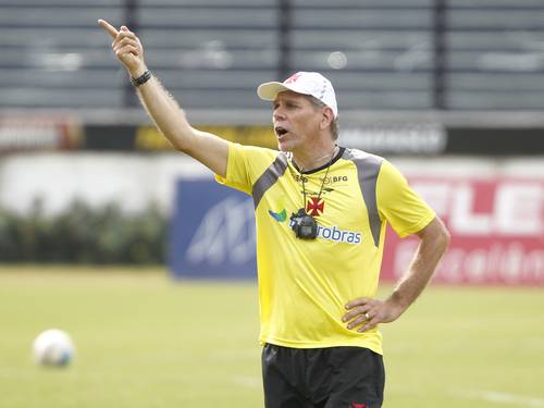 O técnico do Vasco, Paulo Autuori, orienta o time em São Januário