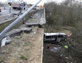 Acidente de ônibus na estrada E34 em Ranst, na Bélgica, deixa ao menos 5 pessoas mortas neste domingo (14)