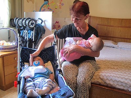 Antônia Letícia passa o dia todo cuidando do casal de gêmeos