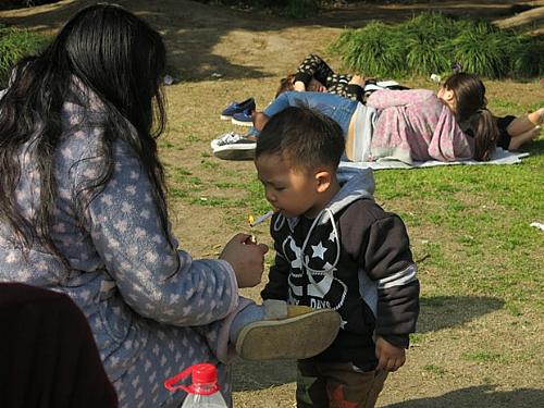 Hart Hagerty ficou chocada ao ver mãe acendendo cigarro para bebê em parque na China