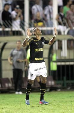Rafael Marques comemora o seu gol diante do Vasco