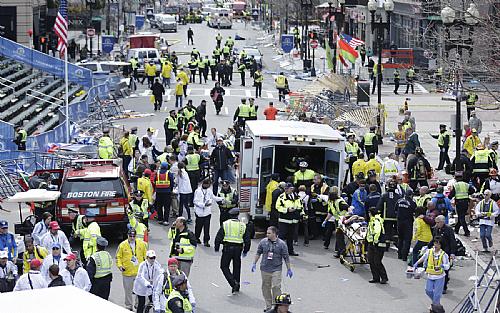Policiais e bombeiros atendem feridos depois de explosão na Maratona de Boston.