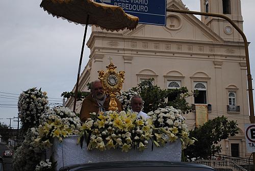 Procissão de Corpus Christi arrasta multidão no Centro de Maceió