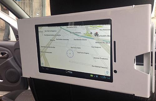 Tablet instalado em táxis de SP funciona como roteador; na tela, o aplicativo Waze funcionando.