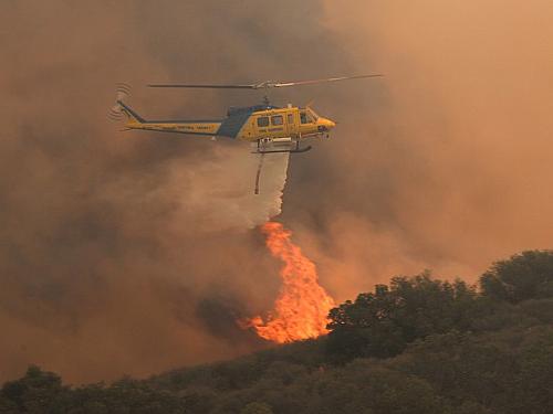 Oito helicópteros e seis aviões estão sendo usados no combate às chamas na Califórnia nesta sexta-feira (3).
