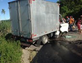 Caminhão que transportava merenda escolar colidiu contra poste