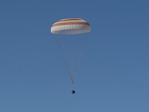 Cápsula espacial Soyuz com três astronautas a bordo retorna em segurança à Terra nesta segunda-feira (13).