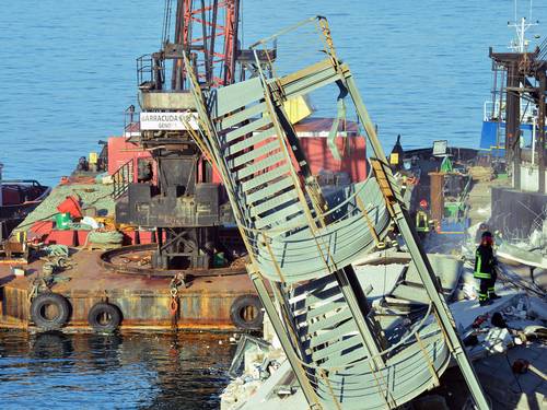 Equipes de resgate inspecionam a torre danificada no porto de Gênova