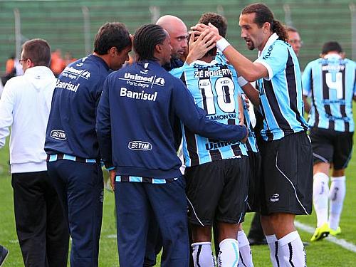 Jogadores do Grêmio comemoram gol com Zé Roberto. Meia abriu o placar da partida contra o Náutico aos 16min do primeiro tempo, aproveitando boa jogada coletiva da equipe