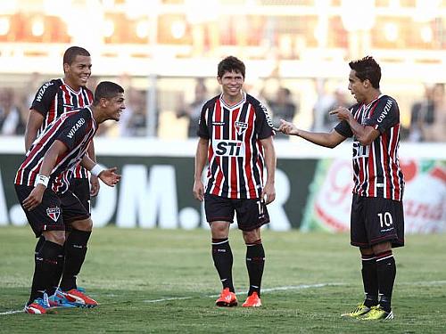 Jadson inova na comemoração com Denilson após marcar o segundo gol do São Paulo diante da Ponte Preta