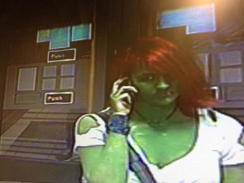 Polícia divulgou foto de jovem pintada de verde e cabelo tingido de vermelho acusada de agressão