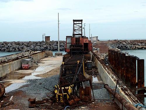 Maresia já provocou a oxidação das estruturas de ferro utilizadas nas obras do porto